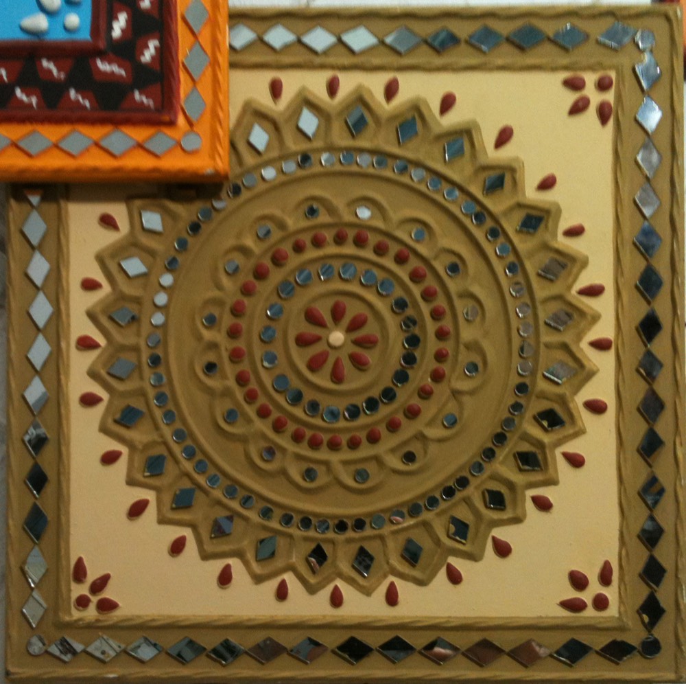 Creem mud art with green and red  design