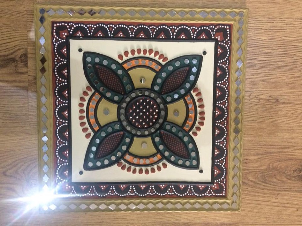 Red desgin yellow boder and white color mud art