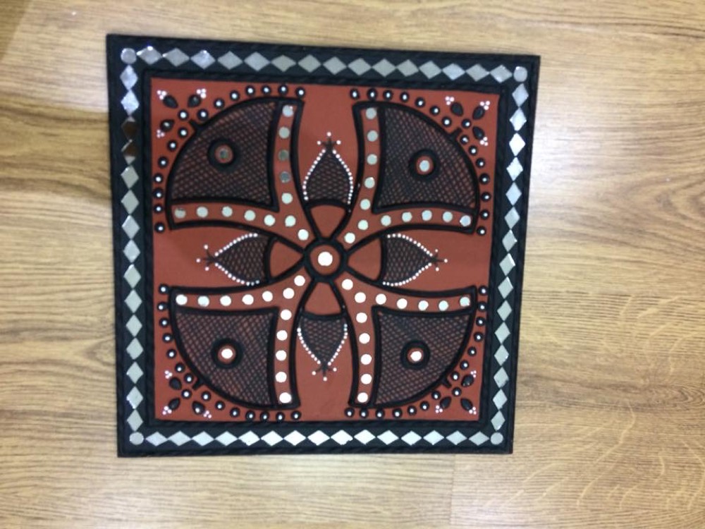 Red mud art circle design