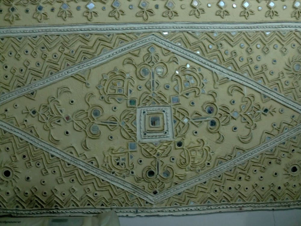 White mud art with golden design
